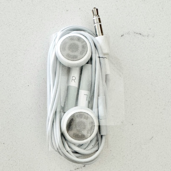 New Apple Earpods Wired Headset For Devices With 3.5mm Headphone Jack - Picture 1 of 1
